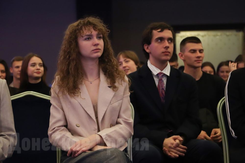 Новые знания и новые знакомства: в ДНР прошел региональный этап конкурса «Студенческий лидер» Новые знания и новые знакомства: в ДНР прошел региональный этап конкурса «Студенческий лидер»