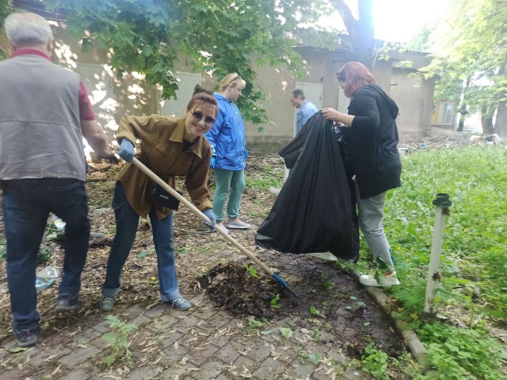 Валентин Левченко: В рамках еженедельной экологической акции "Чистый четверг" всероссийского проекта "Городская среда" партии Единая Россия, сотрудники Управы, отреагировав на обращение жителей, вышли на помощь... Валентин Левченко: В рамках еженедельной экологической акции "Чистый четверг" всероссийского проекта "Городская среда" партии Единая Россия, сотрудники Управы, отреагировав на обращение жителей, вышли на помощь...