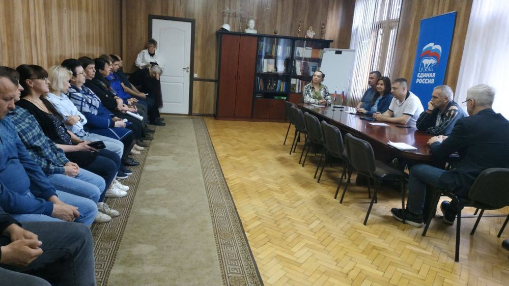 Михаил Меренков: Сегодня заместитель руководителя Управы Буденновского внутригородского района Геннадий Хоменок совместно с депутатами Донецкого городского совета Татьяной Жуковой и Ириной Бениаминовой провели встречу с... Михаил Меренков: Сегодня заместитель руководителя Управы Буденновского внутригородского района Геннадий Хоменок совместно с депутатами Донецкого городского совета Татьяной Жуковой и Ириной Бениаминовой провели встречу с...