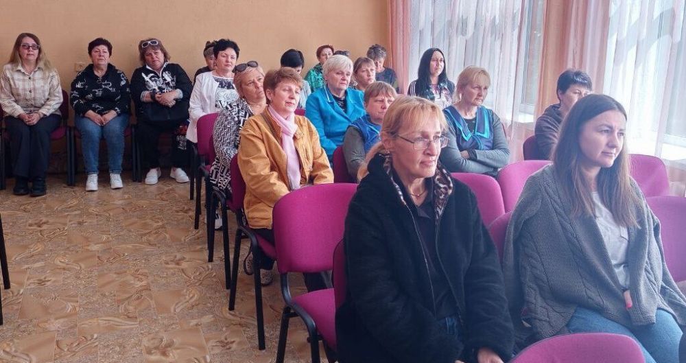 Наталья Бегуненко: В четверг, 22 мая, заместитель руководителя Управы Петровского внутригородского района Администрации городского округа Донецк Плахутин Юрий провел встречу с трудовым коллективом «Донецкой специальной... Наталья Бегуненко: В четверг, 22 мая, заместитель руководителя Управы Петровского внутригородского района Администрации городского округа Донецк Плахутин Юрий провел встречу с трудовым коллективом «Донецкой специальной...