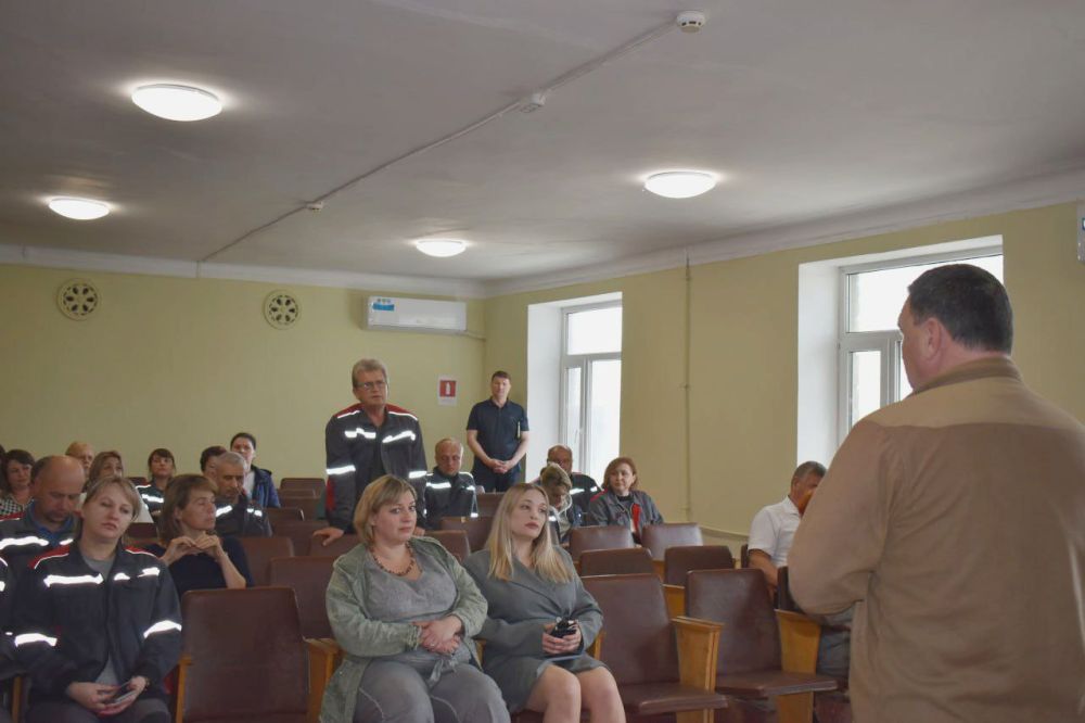 Секретарь местного отделения Всероссийской политической партии "Единая Россия" Игорь Лызов встретился с трудовым коллективом ООО "ПИК-ЦЕМЕНТ" Секретарь местного отделения Всероссийской политической партии "Единая Россия" Игорь Лызов встретился с трудовым коллективом ООО "ПИК-ЦЕМЕНТ"
