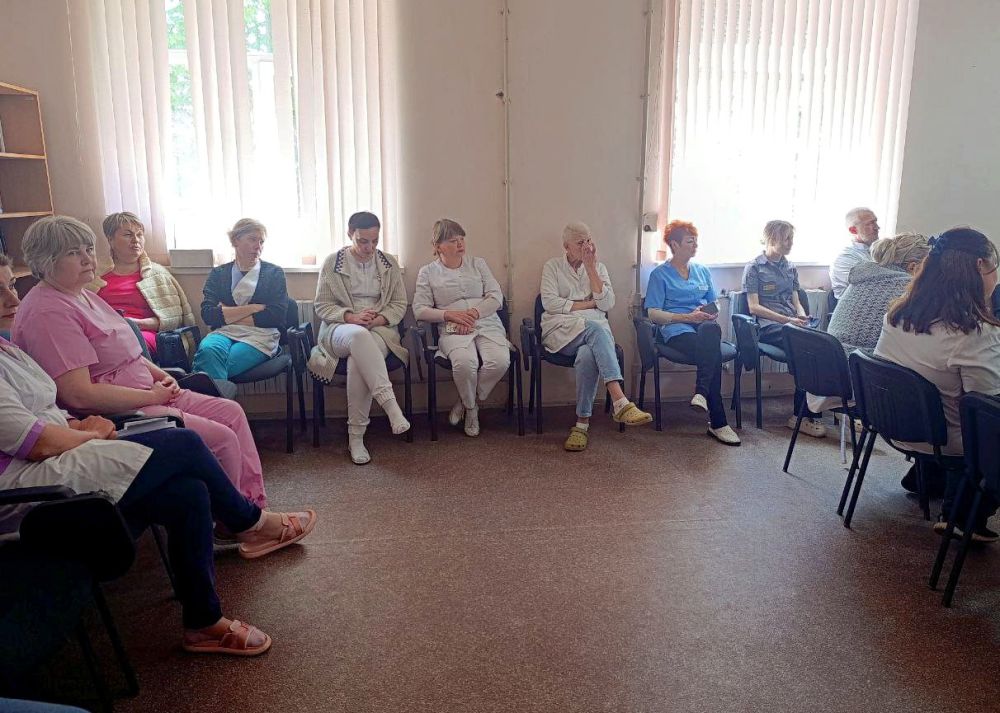 Иван Адамец: Заместитель руководителя Управы Куйбышевского внутригородского района Елена Строганова и депутаты Донецкого городского совета Герман Полунин, Валерий Солодовников совместно с представителем государственного... Иван Адамец: Заместитель руководителя Управы Куйбышевского внутригородского района Елена Строганова и депутаты Донецкого городского совета Герман Полунин, Валерий Солодовников совместно с представителем государственного...