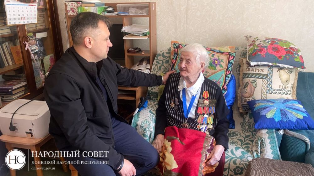 Николай Сытов вручил награду ветерану Великой Отечественной войны Николай Сытов вручил награду ветерану Великой Отечественной войны