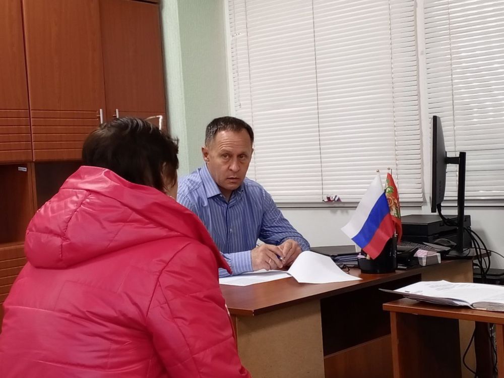 Сегодня вместе с начальником Авдеевского территориального отдела Мариной Тимофеевной Асеевой мы внимательно выслушали каждого, кто обратился за помощью Сегодня вместе с начальником Авдеевского территориального отдела Мариной Тимофеевной Асеевой мы внимательно выслушали каждого, кто обратился за помощью