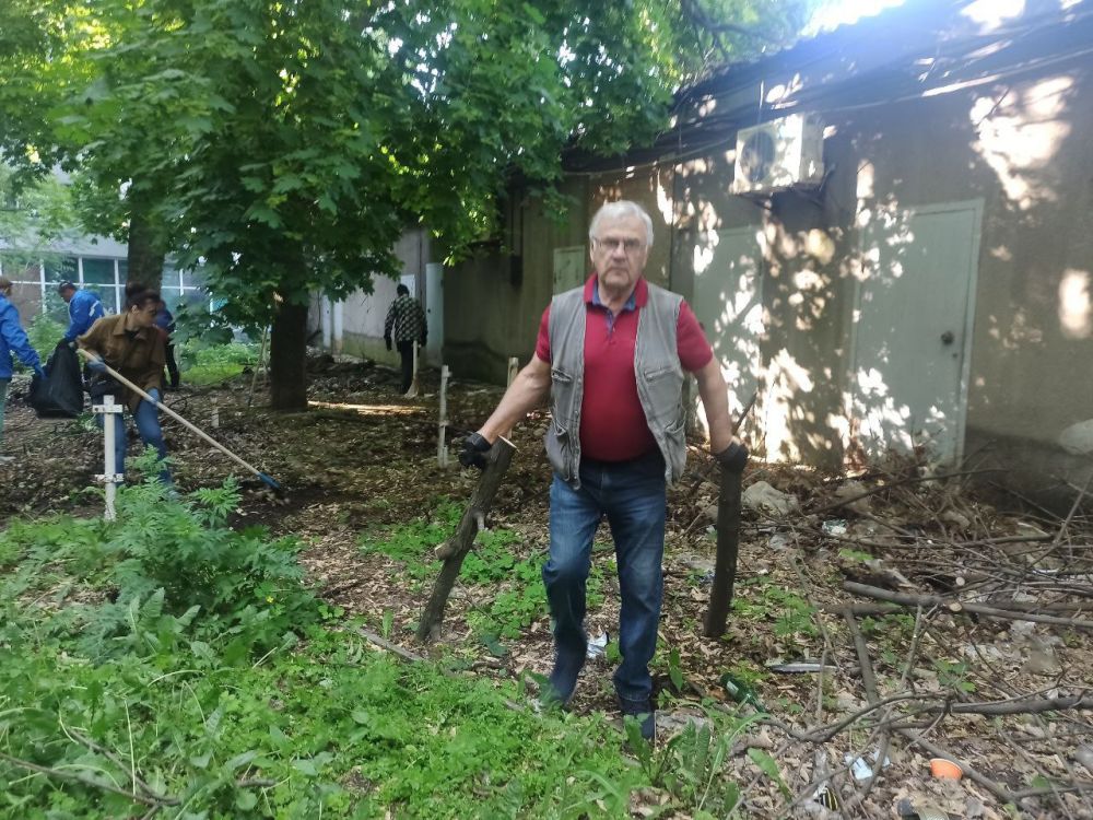 Валентин Левченко: В рамках еженедельной экологической акции "Чистый четверг" всероссийского проекта "Городская среда" партии Единая Россия, сотрудники Управы, отреагировав на обращение жителей, вышли на помощь... Валентин Левченко: В рамках еженедельной экологической акции "Чистый четверг" всероссийского проекта "Городская среда" партии Единая Россия, сотрудники Управы, отреагировав на обращение жителей, вышли на помощь...