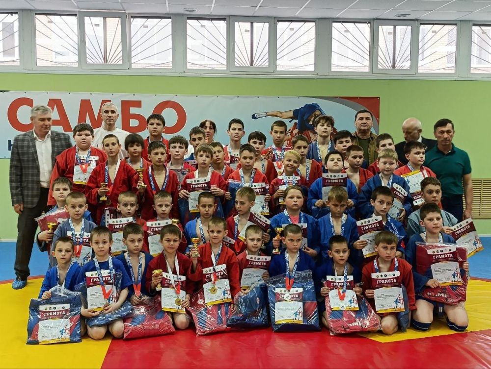 Игорь Лызов: Амурская федерация бокса подарила Амвросиевской спортшколе сертификат Игорь Лызов: Амурская федерация бокса подарила Амвросиевской спортшколе сертификат