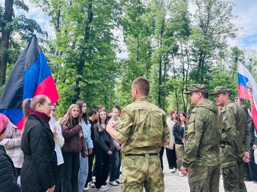 21 мая, в День беседы о Специальной Военной Операции, по инициативе МБУК «Волновахский ОДК им. Героя России В.А.Жоги» был организован Урок мужества «ПАМЯТЬ СИЛЬНЕЕ ВРЕМЕН», приуроченный памятным датам освобождения Мариуполя... 21 мая, в День беседы о Специальной Военной Операции, по инициативе МБУК «Волновахский ОДК им. Героя России В.А.Жоги» был организован Урок мужества «ПАМЯТЬ СИЛЬНЕЕ ВРЕМЕН», приуроченный памятным датам освобождения Мариуполя...