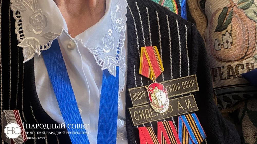 Николай Сытов вручил награду ветерану Великой Отечественной войны Николай Сытов вручил награду ветерану Великой Отечественной войны