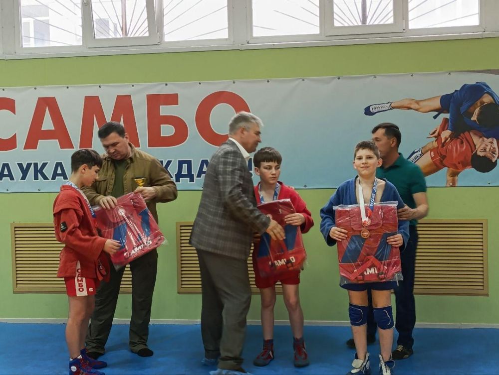 Игорь Лызов: Амурская федерация бокса подарила Амвросиевской спортшколе сертификат Игорь Лызов: Амурская федерация бокса подарила Амвросиевской спортшколе сертификат