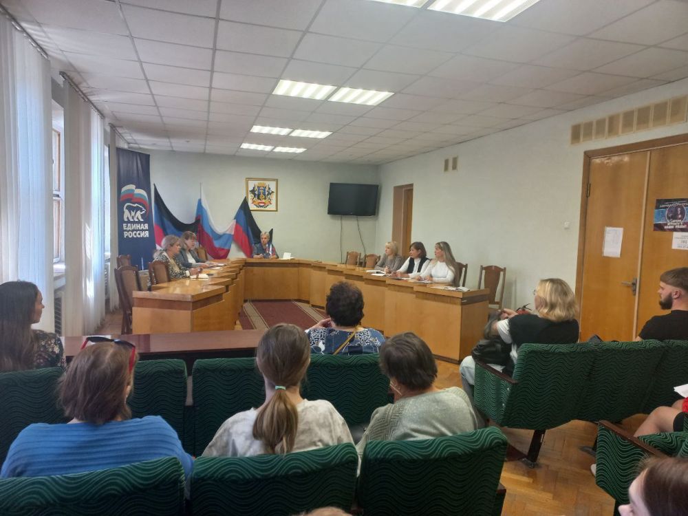 Елена Рязанцева: В Пролетарском внутригородском районе городского округа Донецк в рамках проекта «Женское Движение» Всероссийской политической партии «Единая Россия» состоялся круглый стол с представителями всех социальных... Елена Рязанцева: В Пролетарском внутригородском районе городского округа Донецк в рамках проекта «Женское Движение» Всероссийской политической партии «Единая Россия» состоялся круглый стол с представителями всех социальных...