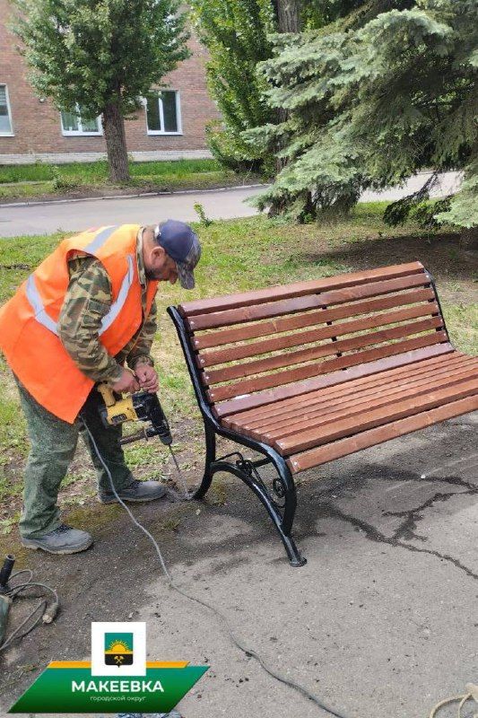 Продолжаем создавать более уютную атмосферу на улицах для жителей и гостей города Продолжаем создавать более уютную атмосферу на улицах для жителей и гостей города