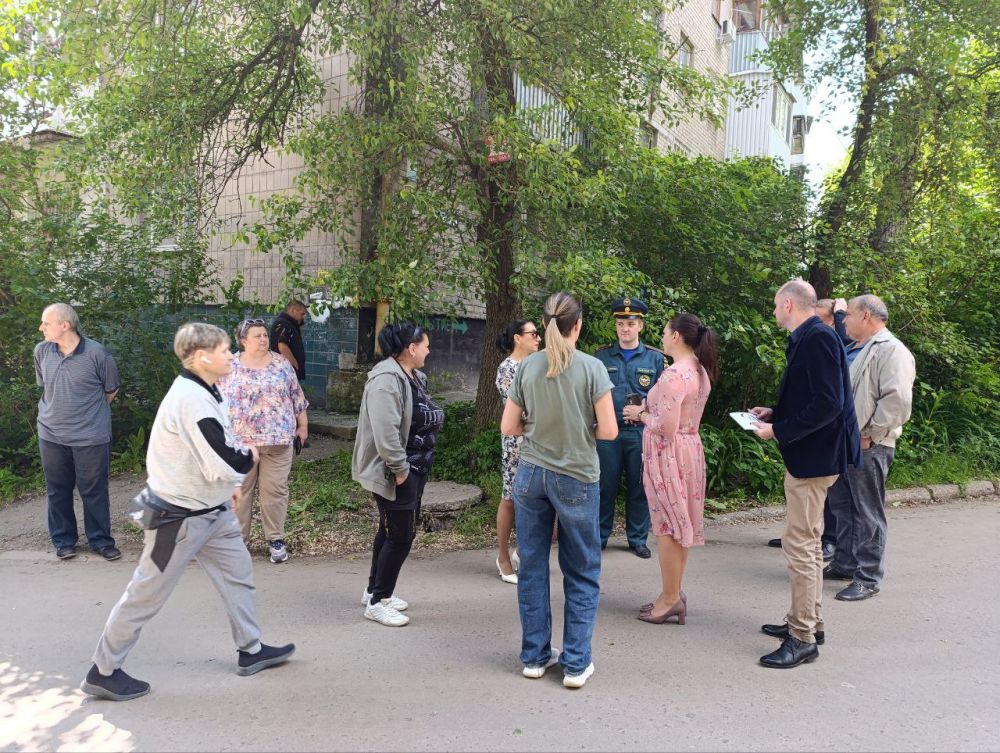 Продолжаются сходы с жителями Ленинского района города Донецка Продолжаются сходы с жителями Ленинского района города Донецка