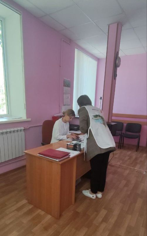 Волонтеры помогают гражданам принять участие в голосовании в рамках федерального проекта «Формирование комфортной городской среды» Волонтеры помогают гражданам принять участие в голосовании в рамках федерального проекта «Формирование комфортной городской среды»
