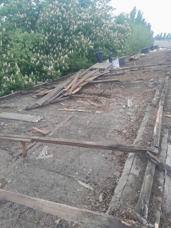 Нижегородские специалисты ремонтируют кровлю городской станции юных техников в Харцызске Нижегородские специалисты ремонтируют кровлю городской станции юных техников в Харцызске