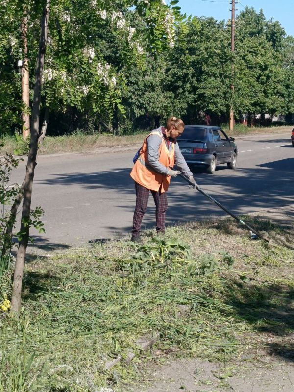 Коммунальщики Снежного продолжают благоустраивать территории общего пользования Коммунальщики Снежного продолжают благоустраивать территории общего пользования