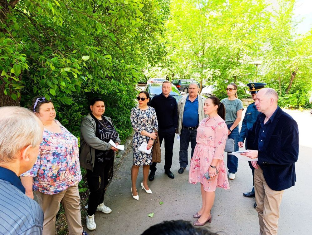 Продолжаются сходы с жителями Ленинского района города Донецка Продолжаются сходы с жителями Ленинского района города Донецка