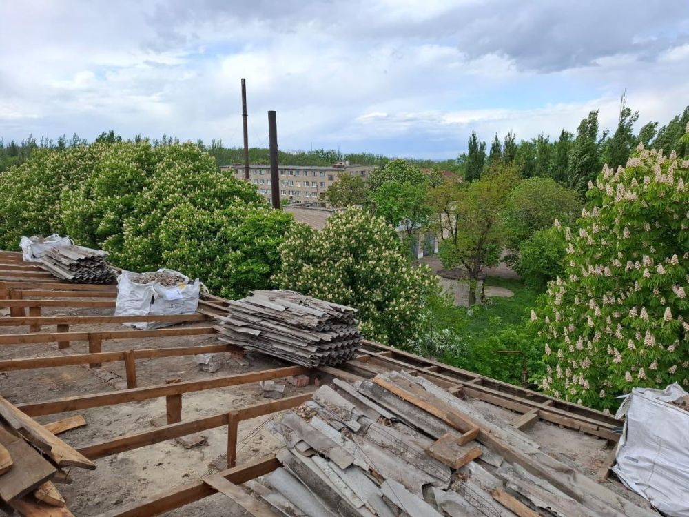 Нижегородские специалисты ремонтируют кровлю городской станции юных техников в Харцызске Нижегородские специалисты ремонтируют кровлю городской станции юных техников в Харцызске