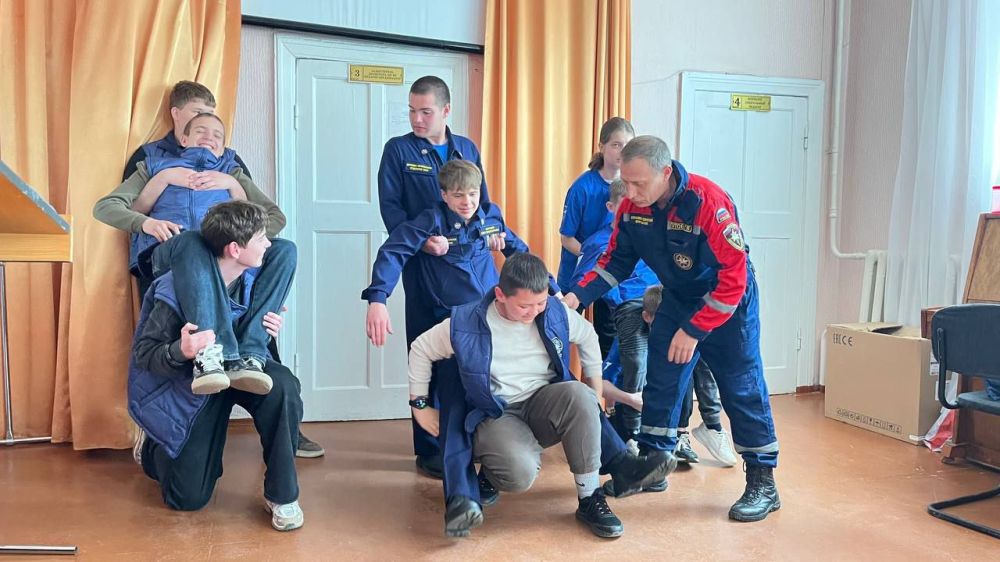 В преддверии летних каникул в харцызской школе №2 для активистов Школьного спасательного отряда «Будущие спасатели России» прошёл мастер-класс по правилам безопасности и оказанию первой помощи В преддверии летних каникул в харцызской школе №2 для активистов Школьного спасательного отряда «Будущие спасатели России» прошёл мастер-класс по правилам безопасности и оказанию первой помощи
