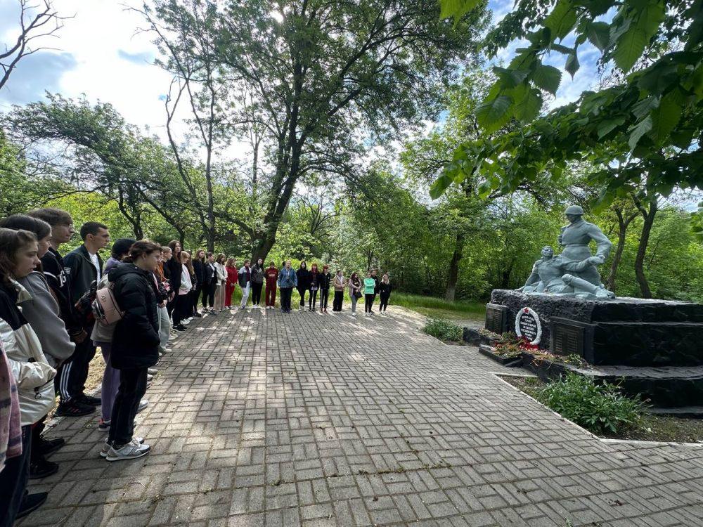 ПО СЛЕДАМ ГЕРОЕВ: СТУДЕНТЫ ДОННУЭТ СОВЕРШИЛИ ПАТРИОТИЧЕСКИЙ «ПОХОД ПАМЯТИ» ПО СЛЕДАМ ГЕРОЕВ: СТУДЕНТЫ ДОННУЭТ СОВЕРШИЛИ ПАТРИОТИЧЕСКИЙ «ПОХОД ПАМЯТИ»