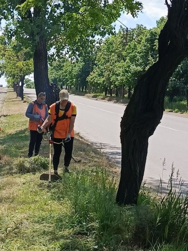 Коммунальщики Снежного продолжают благоустраивать территории общего пользования Коммунальщики Снежного продолжают благоустраивать территории общего пользования