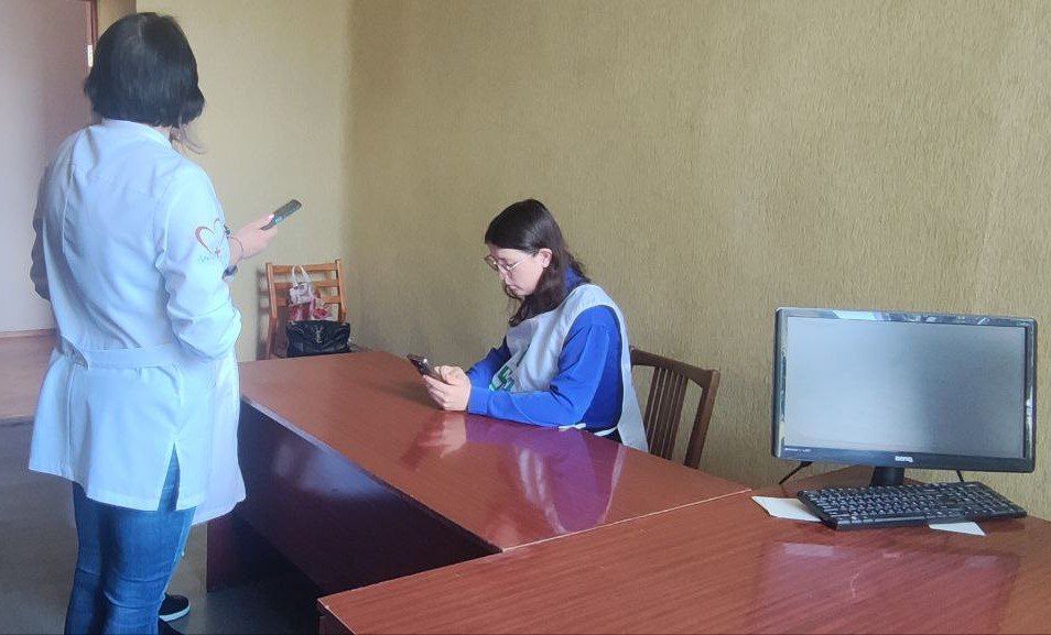 Волонтеры помогают гражданам принять участие в голосовании в рамках федерального проекта «Формирование комфортной городской среды» Волонтеры помогают гражданам принять участие в голосовании в рамках федерального проекта «Формирование комфортной городской среды»
