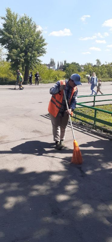 Коммунальщики Снежного продолжают благоустраивать территории общего пользования Коммунальщики Снежного продолжают благоустраивать территории общего пользования