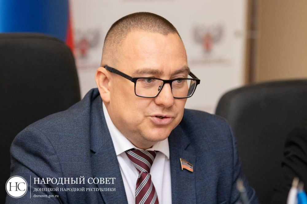 Андрей Крамар: Сегодня в Народном Совете ДНР вместе с Татьяной Валерьевной Бондаренко провели круглый стол с предпринимателями и молодежью, после чего сразу продолжили работу на сессии республиканского парламента Андрей Крамар: Сегодня в Народном Совете ДНР вместе с Татьяной Валерьевной Бондаренко провели круглый стол с предпринимателями и молодежью, после чего сразу продолжили работу на сессии республиканского парламента