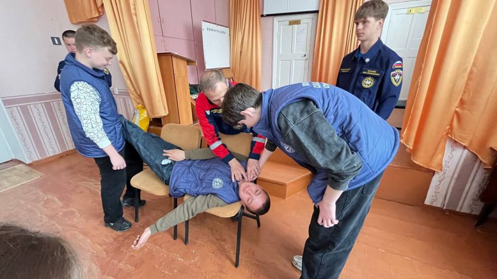 В преддверии летних каникул в харцызской школе №2 для активистов Школьного спасательного отряда «Будущие спасатели России» прошёл мастер-класс по правилам безопасности и оказанию первой помощи В преддверии летних каникул в харцызской школе №2 для активистов Школьного спасательного отряда «Будущие спасатели России» прошёл мастер-класс по правилам безопасности и оказанию первой помощи