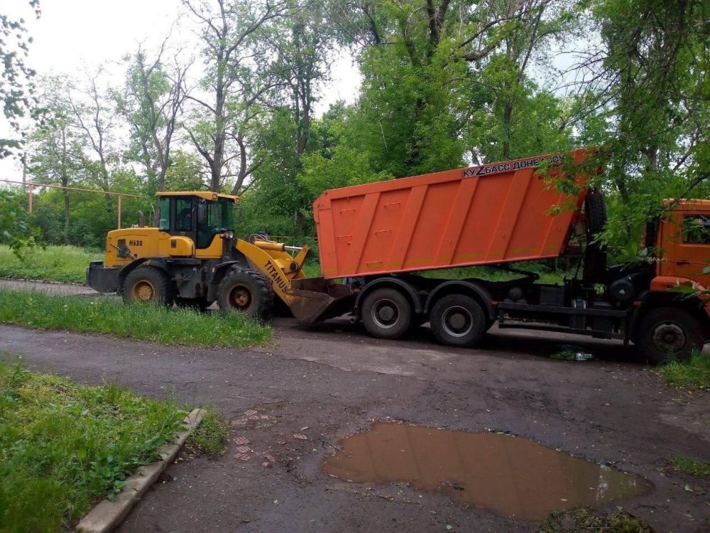Спецтехника Кузбасса активно помогает в благоустройстве Горловки Спецтехника Кузбасса активно помогает в благоустройстве Горловки