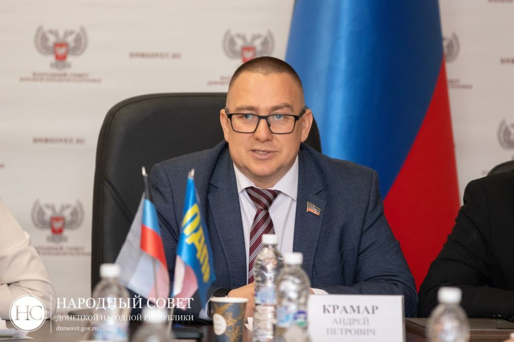 Андрей Крамар: Сегодня в Народном Совете ДНР вместе с Татьяной Валерьевной Бондаренко провели круглый стол с предпринимателями и молодежью, после чего сразу продолжили работу на сессии республиканского парламента Андрей Крамар: Сегодня в Народном Совете ДНР вместе с Татьяной Валерьевной Бондаренко провели круглый стол с предпринимателями и молодежью, после чего сразу продолжили работу на сессии республиканского парламента
