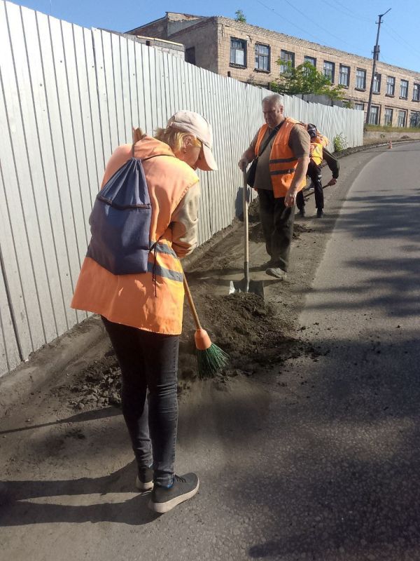 Коммунальщики Снежного продолжают благоустраивать территории общего пользования Коммунальщики Снежного продолжают благоустраивать территории общего пользования