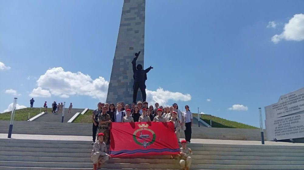 активистов из Молодой гвардии-Юнармия, Движения первых, победители муниципальных и региональных олимпиад отправились в памятную поездку на мемориальный комплекс "Саур-Могила" активистов из Молодой гвардии-Юнармия, Движения первых, победители муниципальных и региональных олимпиад отправились в памятную поездку на мемориальный комплекс "Саур-Могила"
