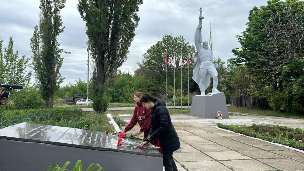 ПО СЛЕДАМ ГЕРОЕВ: СТУДЕНТЫ ДОННУЭТ СОВЕРШИЛИ ПАТРИОТИЧЕСКИЙ «ПОХОД ПАМЯТИ» ПО СЛЕДАМ ГЕРОЕВ: СТУДЕНТЫ ДОННУЭТ СОВЕРШИЛИ ПАТРИОТИЧЕСКИЙ «ПОХОД ПАМЯТИ»