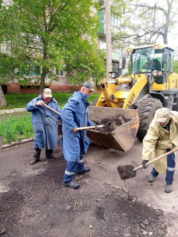 Спецтехника Кузбасса активно помогает в благоустройстве Горловки Спецтехника Кузбасса активно помогает в благоустройстве Горловки