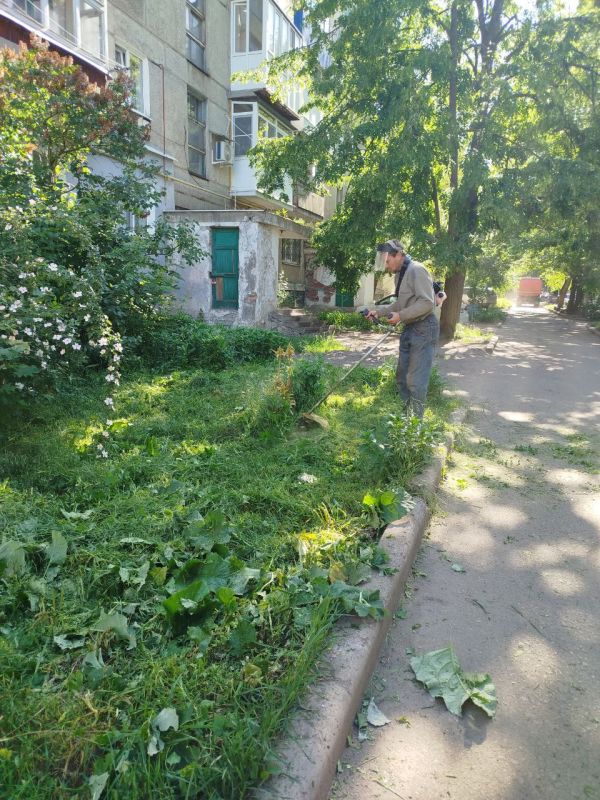 23 мая 2025 года работниками Муниципального унитарного предприятия «Транспортное предприятие «Партнер» проводятся работы по покосу карантинных и сорных трав и обрезке кустарников по ул. Крупской 23 мая 2025 года работниками Муниципального унитарного предприятия «Транспортное предприятие «Партнер» проводятся работы по покосу карантинных и сорных трав и обрезке кустарников по ул. Крупской