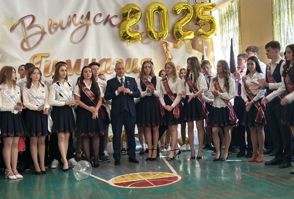 Дорогие друзья!. Сегодня в каждой школе Донецкой Народной Республики, как и всей России, прозвучит последний звонок Дорогие друзья!. Сегодня в каждой школе Донецкой Народной Республики, как и всей России, прозвучит последний звонок