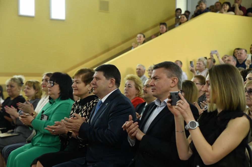Владислав Ключаров: Сегодня в школах нашего города прошли торжественные линейки «Последний звонок» Владислав Ключаров: Сегодня в школах нашего города прошли торжественные линейки «Последний звонок»