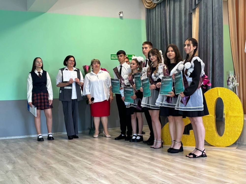 Дорогие выпускники!. От всей души поздравляем Вас с этим знаменательным событием — окончанием школы! Дорогие выпускники!. От всей души поздравляем Вас с этим знаменательным событием — окончанием школы!