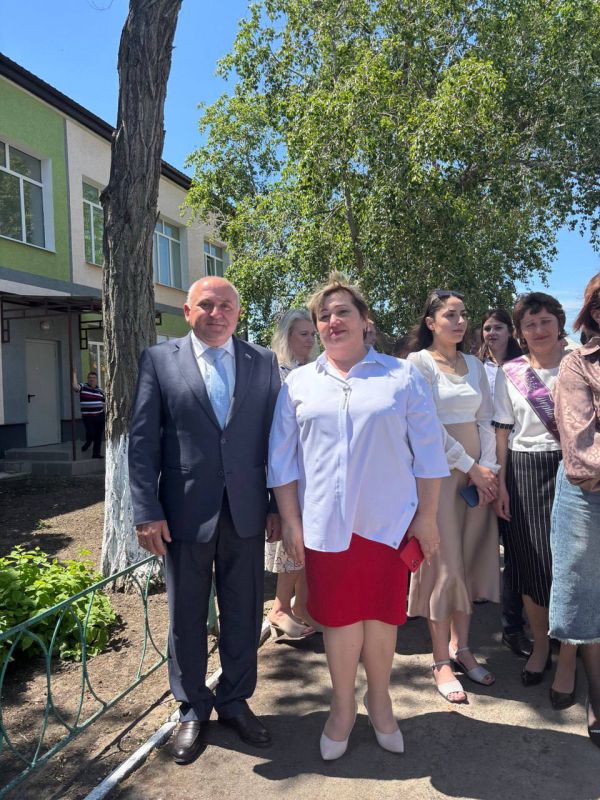 Дорогие выпускники!. От всей души поздравляем Вас с этим знаменательным событием — окончанием школы! Дорогие выпускники!. От всей души поздравляем Вас с этим знаменательным событием — окончанием школы!
