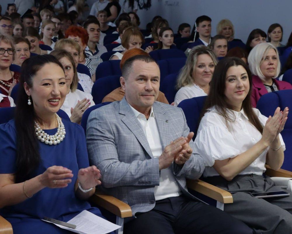 Дмитрий Бердников: Сегодня поздравил ребят и учителей мариупольской школы №59 с окончанием учебного года Дмитрий Бердников: Сегодня поздравил ребят и учителей мариупольской школы №59 с окончанием учебного года
