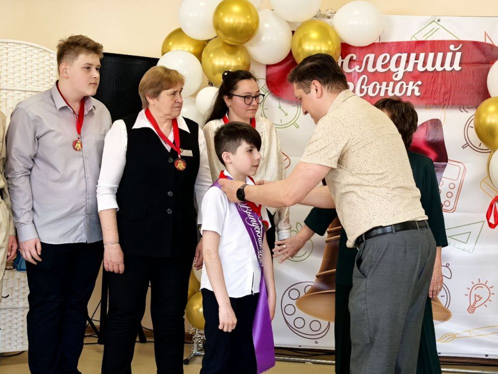 Представители Минтранса поздравили выпускников ясиноватской школы с праздником Последнего звонка Представители Минтранса поздравили выпускников ясиноватской школы с праздником Последнего звонка