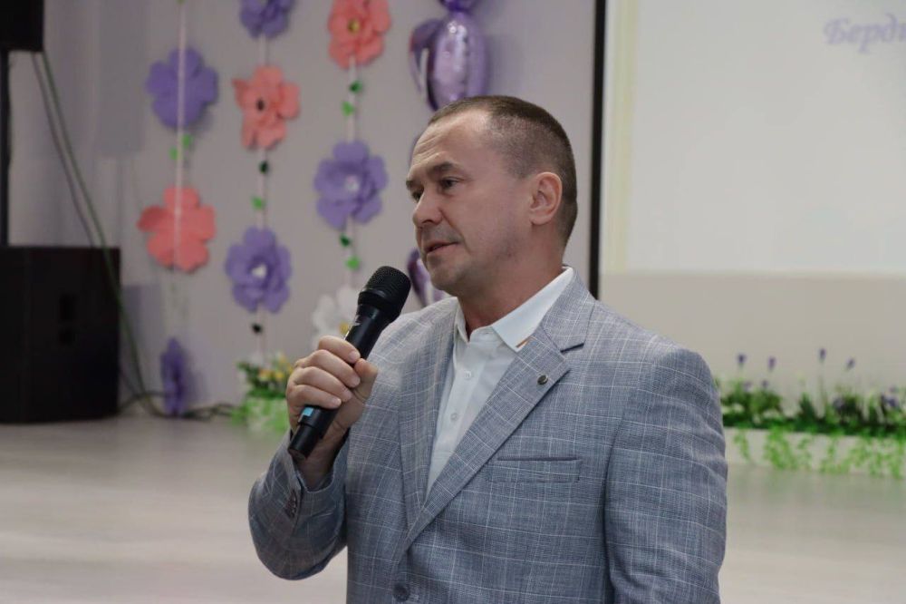 Дмитрий Бердников: Сегодня поздравил ребят и учителей мариупольской школы №59 с окончанием учебного года Дмитрий Бердников: Сегодня поздравил ребят и учителей мариупольской школы №59 с окончанием учебного года