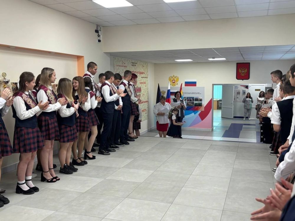 Дорогие выпускники!. От всей души поздравляем Вас с этим знаменательным событием — окончанием школы! Дорогие выпускники!. От всей души поздравляем Вас с этим знаменательным событием — окончанием школы!