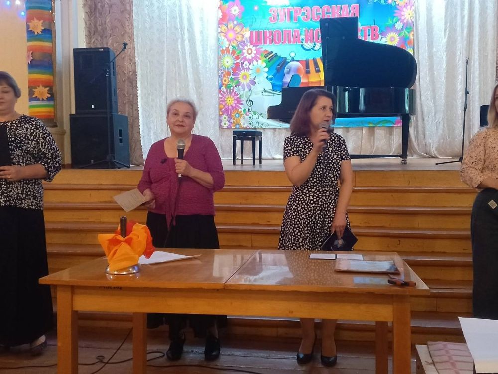 23 мая в МБУДО "Зугрэсская детская школа искусств" состоялся выпускной вечер! Молодые, творческие, увлеченные искусством выпускники получили свой первый документ об образовании – свидетельство об окончании школы искусств 23 мая в МБУДО "Зугрэсская детская школа искусств" состоялся выпускной вечер! Молодые, творческие, увлеченные искусством выпускники получили свой первый документ об образовании – свидетельство об окончании школы искусств