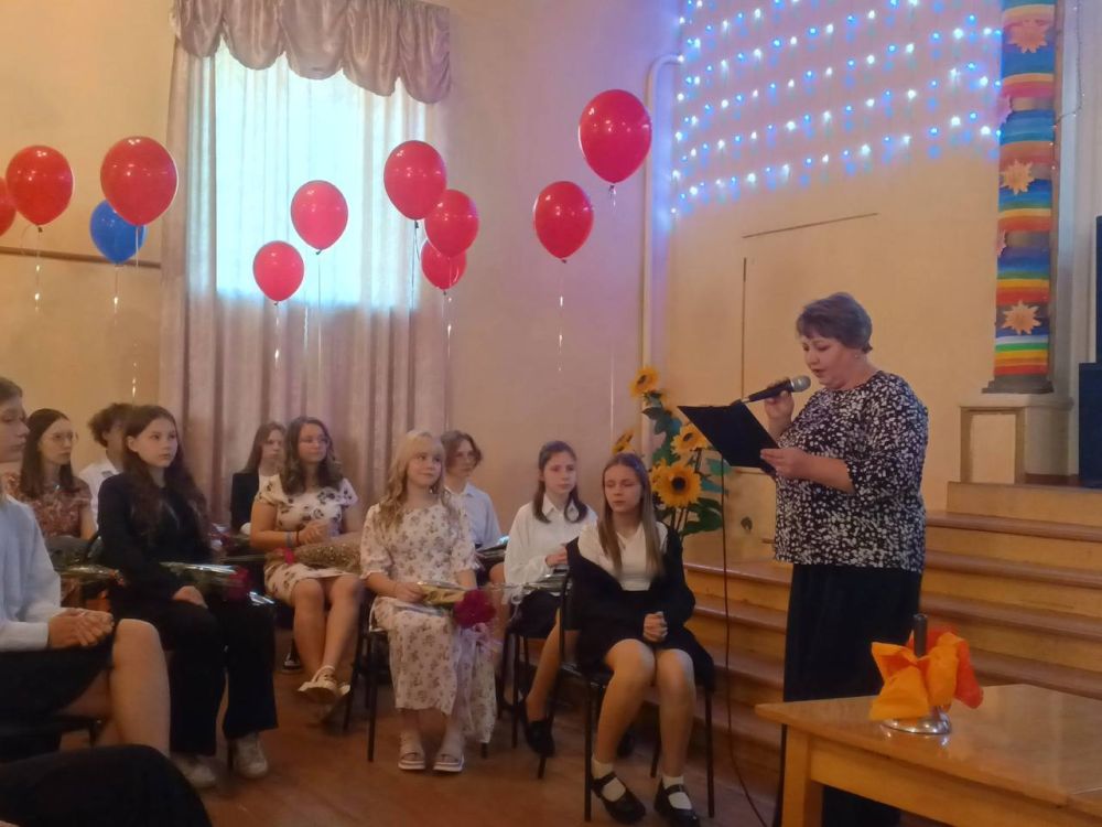 23 мая в МБУДО "Зугрэсская детская школа искусств" состоялся выпускной вечер! Молодые, творческие, увлеченные искусством выпускники получили свой первый документ об образовании – свидетельство об окончании школы искусств 23 мая в МБУДО "Зугрэсская детская школа искусств" состоялся выпускной вечер! Молодые, творческие, увлеченные искусством выпускники получили свой первый документ об образовании – свидетельство об окончании школы искусств