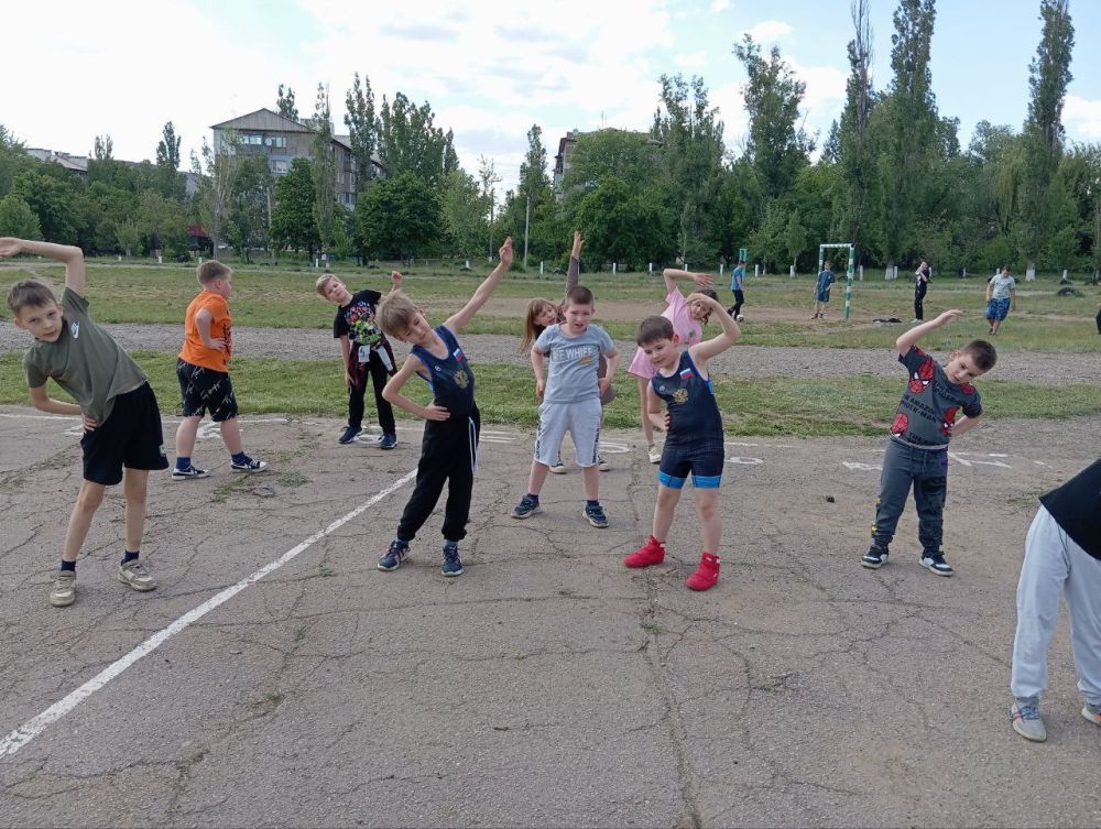 Спортивное Енакиево. В рамках партийного проекта «Добрые соседи» партии «Единая Россия» тренеры-преподаватели спортивной школы городского округа Енакиево продолжают проводить мероприятия с целью создания позитивной и... Спортивное Енакиево. В рамках партийного проекта «Добрые соседи» партии «Единая Россия» тренеры-преподаватели спортивной школы городского округа Енакиево продолжают проводить мероприятия с целью создания позитивной и...