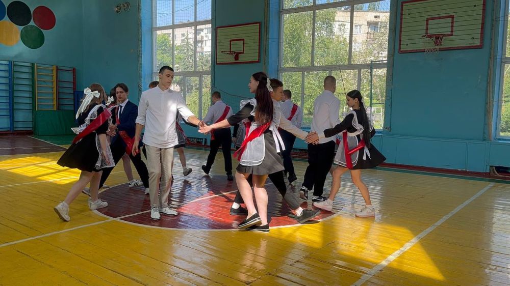Сегодня в школах Харцызского городского округа звучат последние звонки Сегодня в школах Харцызского городского округа звучат последние звонки