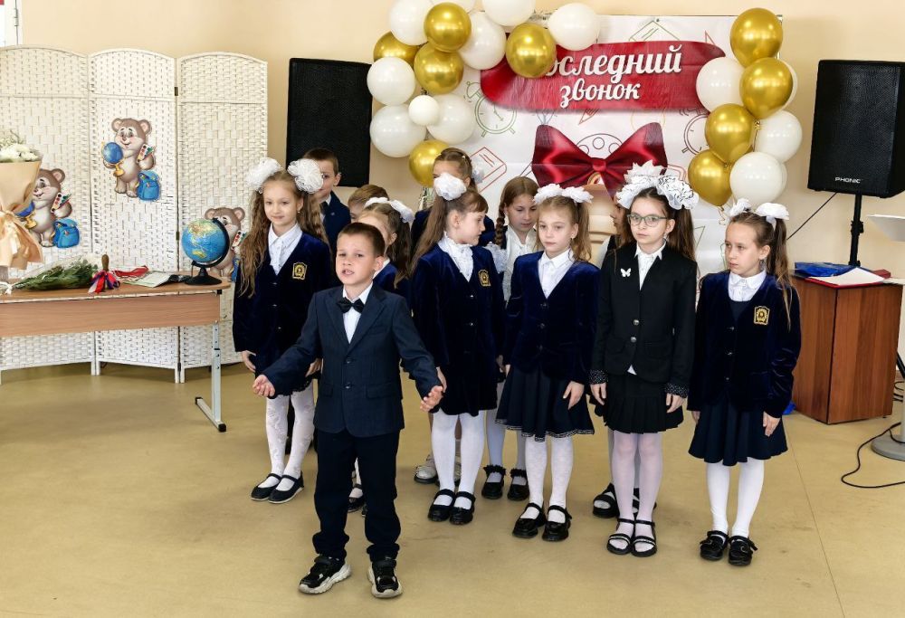 Представители Минтранса поздравили выпускников ясиноватской школы с праздником Последнего звонка Представители Минтранса поздравили выпускников ясиноватской школы с праздником Последнего звонка