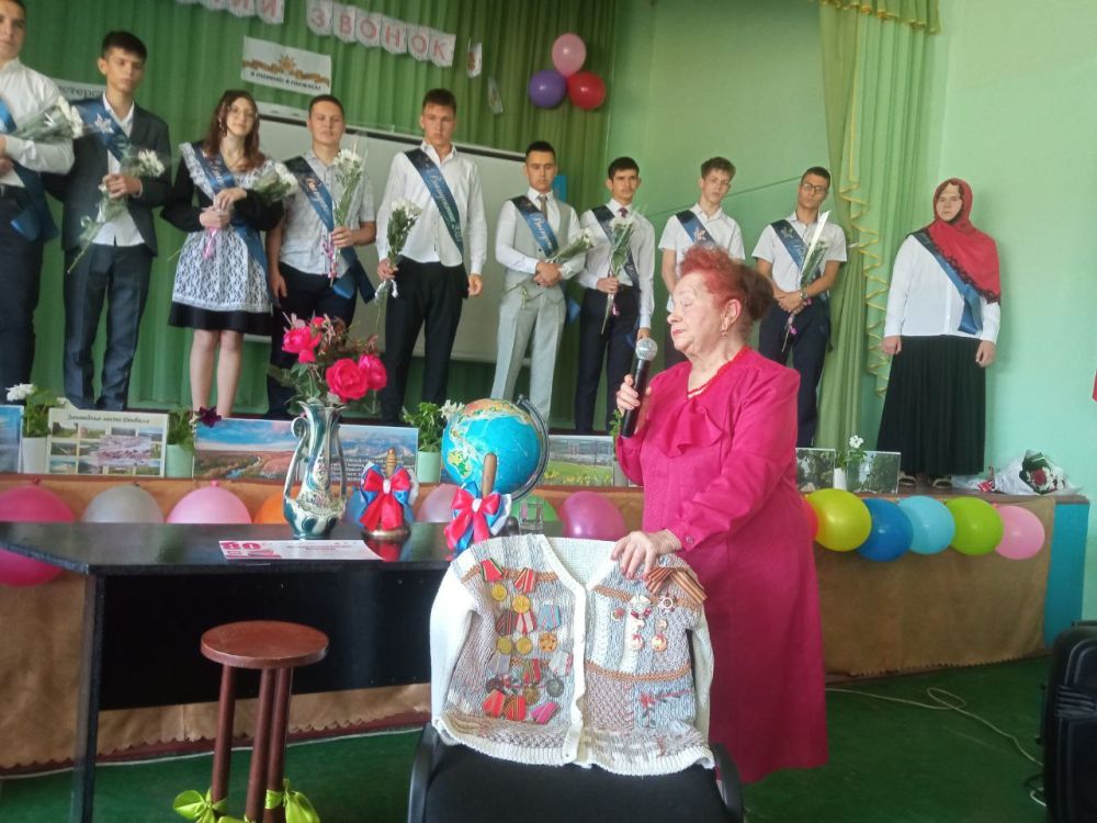Сегодня Юлия Налбат депутат Тельмановского муниципального совета побывала на последнем звонке в ГБОУ "Гранитненская школа Тельмановского м.о". Всем присутствующим, на мероприятии, пожелала всего хорошего и поздравила с... Сегодня Юлия Налбат депутат Тельмановского муниципального совета побывала на последнем звонке в ГБОУ "Гранитненская школа Тельмановского м.о". Всем присутствующим, на мероприятии, пожелала всего хорошего и поздравила с...