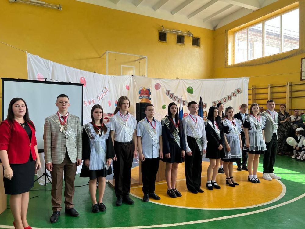 В школах Ждановки прозвенел «Последний звонок» В школах Ждановки прозвенел «Последний звонок»